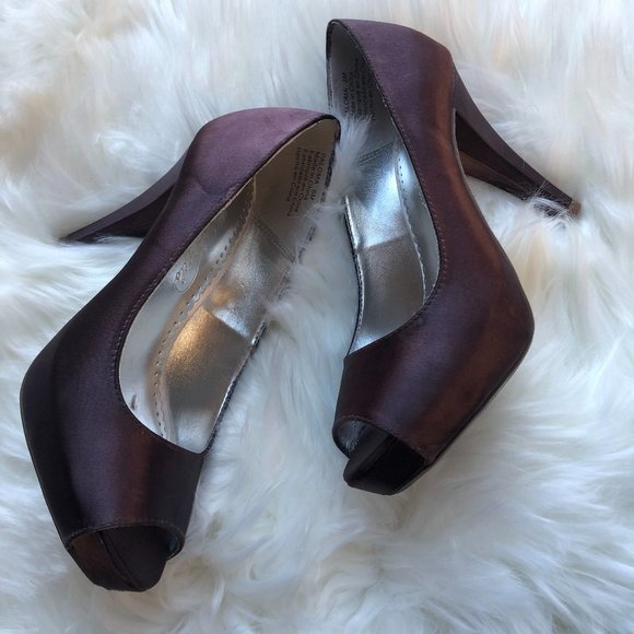 Michaelangelo "Paloma" Dyeable Heels - Picture 3 of 12